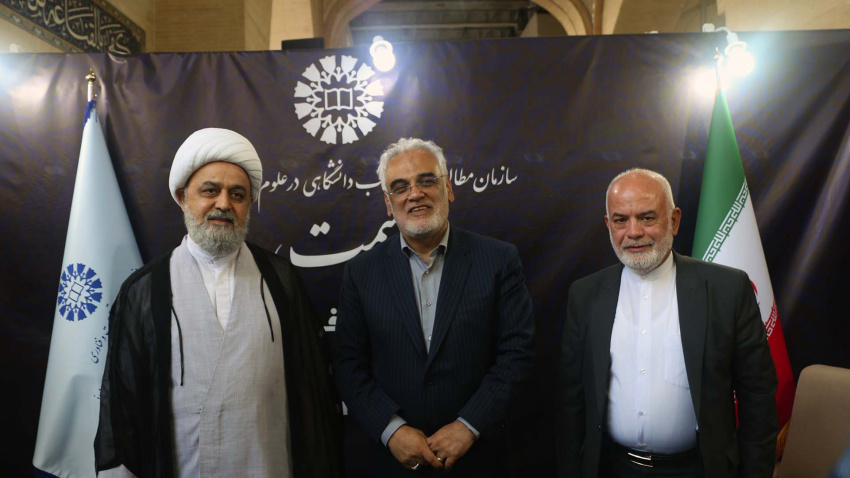 دیدار و گفتگو دکتر شهریاری و دکتر طهرانچی در غرفه دانشگاهی «سمت»